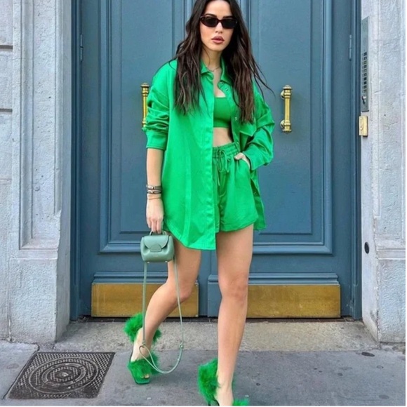 CO-ORD SET: OVERSIZED SATIN SHIRT & SHORTS - Picture 5 of 11